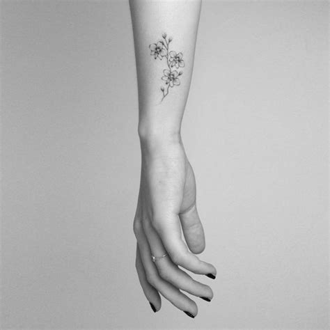 tatuaggi piccoli fiori|tatuaggio donna piccola.